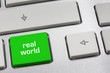 grüne Taste auf Tastatur: real world