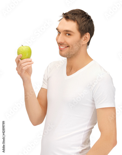 Foto: man in white shirt with green apple man in white shirt with green apple