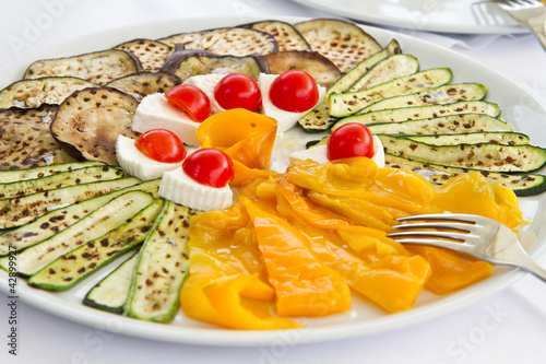 Photo: piatto di verdure grigliate con formaggio piatto di verdure grigliate con formaggio