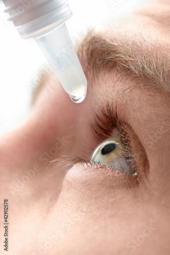 Foto: Dripping eye with eyes drops Dripping eye with eyes drops