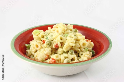 Foto: Colorful Bowl Of Old Fashioned Macaroni Salad Colorful Bowl Of Old Fashioned Macaroni Salad