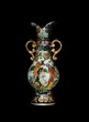 Foto: Chinese antique porcelain vase isolated on black Chinese antique porcelain vase isolated on black