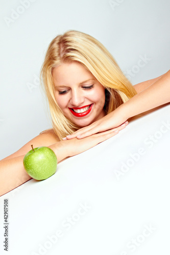 Foto: girl happy smiling about delicious green apple girl happy smiling about delicious green apple