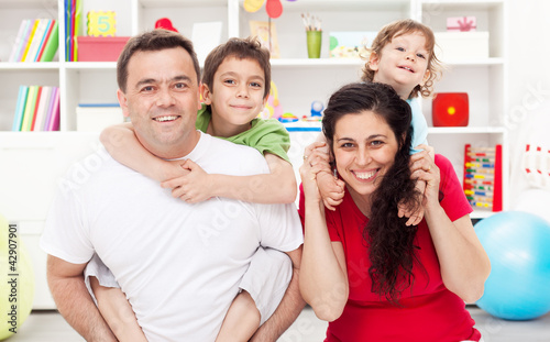 Foto: Happy family with two kids Happy family with two kids