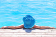 Foto: Woman in hat relaxing at swimming pool Woman in hat relaxing at swimming pool