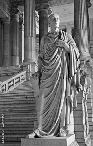 Foto: BRUSSELS - Cicero statue from vestiubule of Justice palace BRUSSELS - Cicero statue from vestiubule of Justice palace