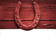 Foto: The old horseshoe hanging on wooden wall The old horseshoe hanging on wooden wall