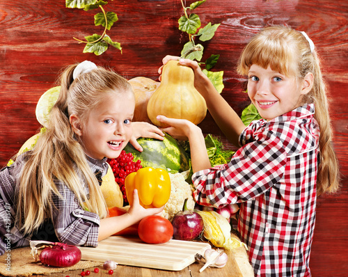 Foto: Child with vegetable on kitchen. Child with vegetable on kitchen.