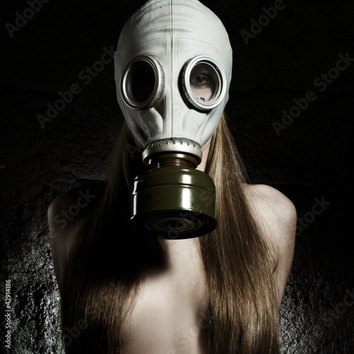 Photo: The girl in a gas mask The girl in a gas mask