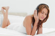 Foto: Redhead woman enjoying music Redhead woman enjoying music