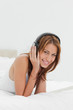 Foto: Close-up of a redhead woman enjoying music with headphones Close-up of a redhead woman enjoying music with headphones