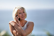 Foto: Senior woman using a cellphone Senior woman using a cellphone