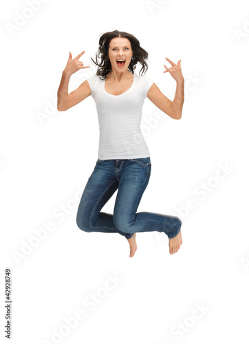 Foto: jumping woman in blank white t-shirt jumping woman in blank white t-shirt