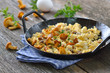 Rühreier mit frischen Pfifferlingen in der Servierpfanne