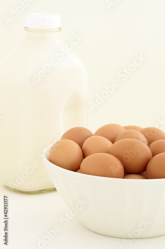 Foto: fresh eggs and half gallon milk fresh eggs and half gallon milk