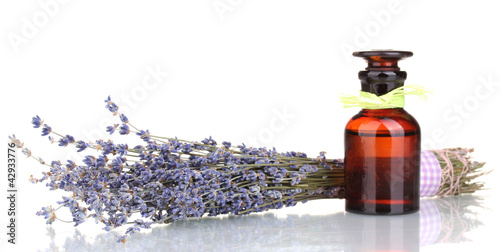 Foto: Lavender flowers and glass bottle isolated on white Lavender flowers and glass bottle isolated on white