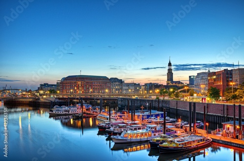 Foto: Hamburg Barkassen blauer Himmel Hamburg Barkassen blauer Himmel