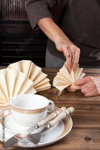 Foto: Folding napkins for lunch Folding napkins for lunch