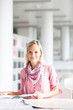 Foto: in the library - pretty female student with books in the library - pretty female student with books