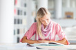 Foto: in the library - pretty female student with books in the library - pretty female student with books