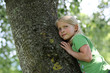 Kind und Baum