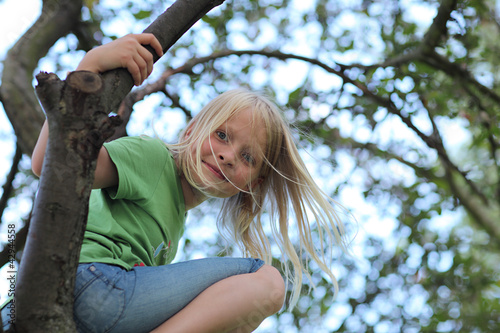 Photo: Kind und Baum Kind und Baum