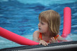 Kind und schwimmnudel