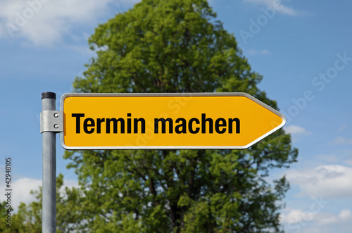 Illustration: Pfeil mit Baum TERMIN MACHEN Pfeil mit Baum TERMIN MACHEN