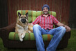 Mann und Hund auf einer Couch