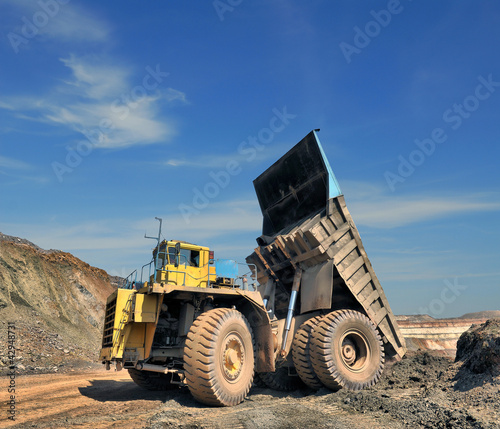 Foto: unloading truck unloading truck