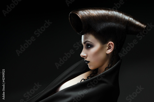 Foto: Beautiful lady with an improbable hairdress Beautiful lady with an improbable hairdress