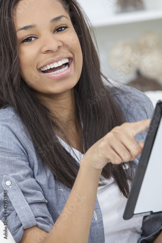 Foto: African American Woman Using Tablet Computer At Home African American Woman Using Tablet Computer At Home