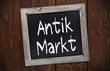 Kreidetafel mit Antik Markt auf Holzwand