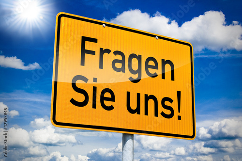 Foto: Ortseingansschild mit Fragen Sie uns Ortseingansschild mit Fragen Sie uns