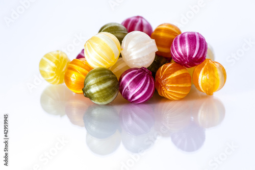 Photo: Farbig gestreifte Bonbons, isoliert Farbig gestreifte Bonbons, isoliert