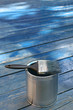 Foto: Can on fresh painted wooden floor with wood stain Can on fresh painted wooden floor with wood stain