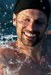 modello in acqua sorridente