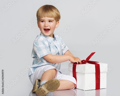 Foto: Happy baby boy with a gift box Happy baby boy with a gift box