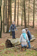 Kinder spielen im Wald