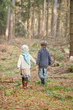 Kinder im Wald