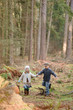 Kinder im Wald
