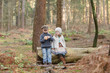 Kinder im Wald