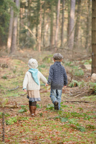Foto: Kinder im Wald Kinder im Wald