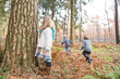 Kinder im Wald