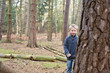 Junge im Wald