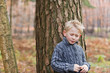 Junge im Wald