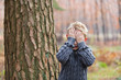 Junge im Wald