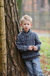 Junge im Wald