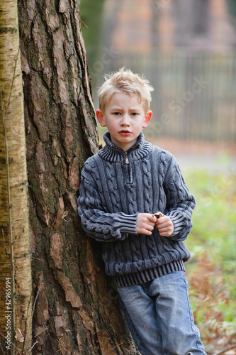 Foto: Junge im Wald Junge im Wald