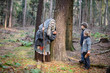 Hexe mit Kindern im Wald